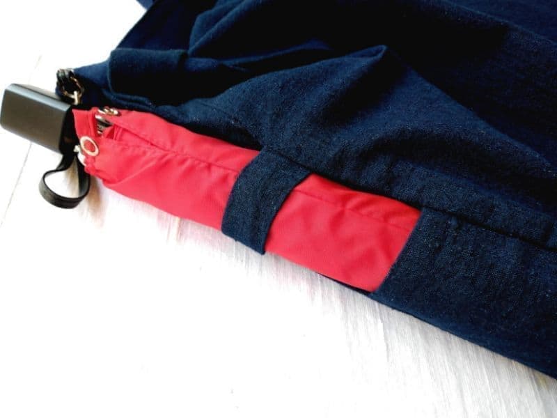 サイドには折り畳み傘など収納できます